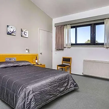 Hotel &