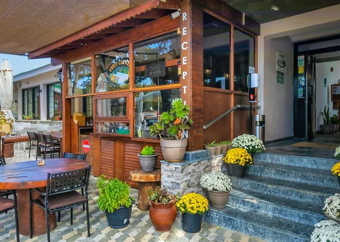 & 3* トロードス