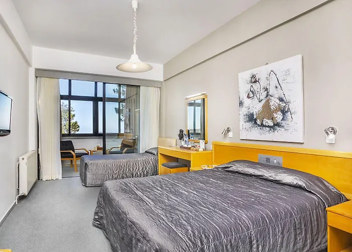 & 3* トロードス