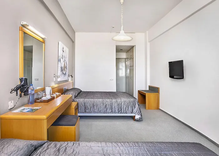 & 3* トロードス