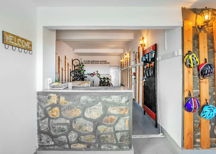 & 3* トロードス